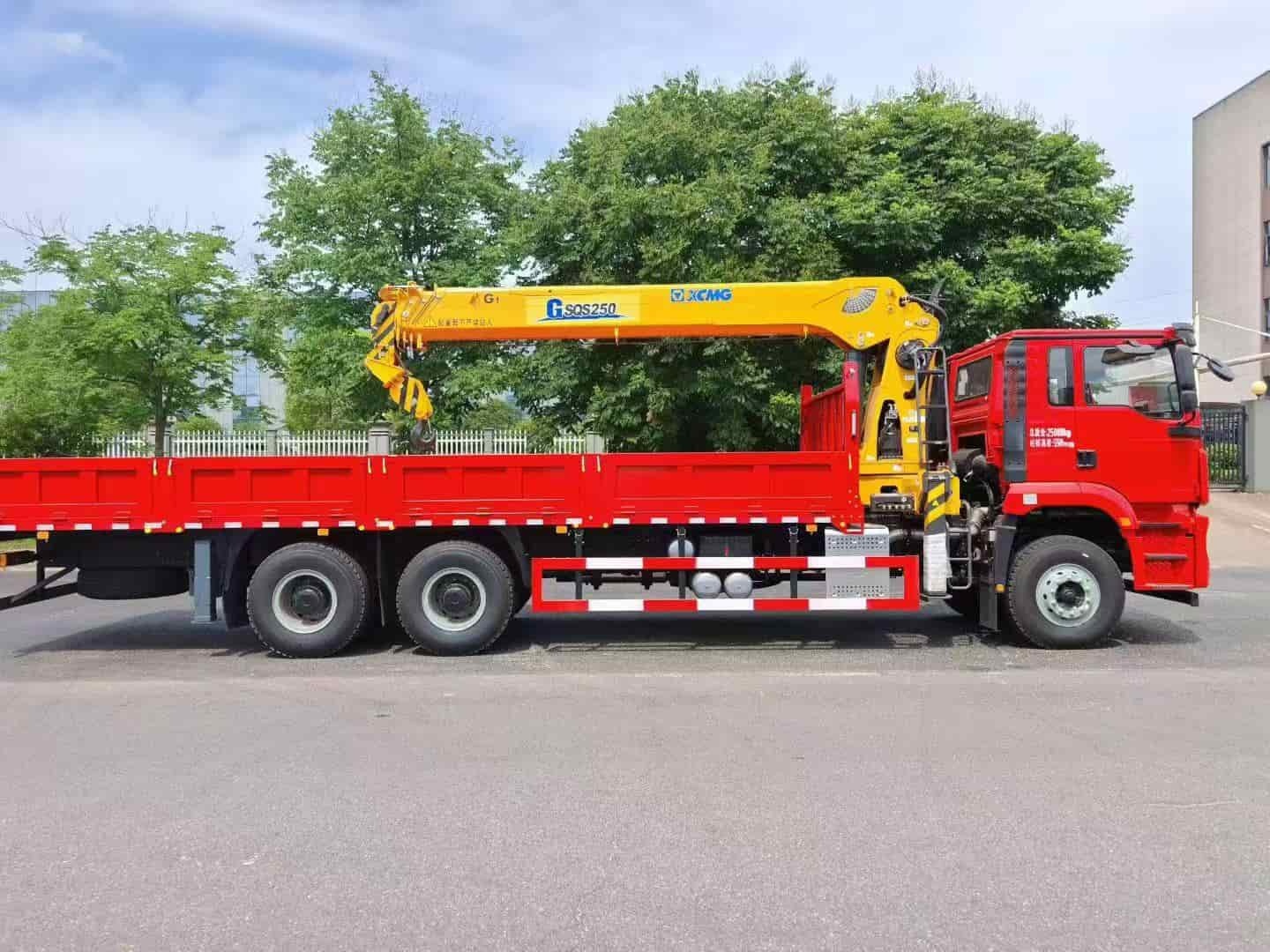 Oilfield version Shaanxi Auto Delong New M3000S rear eight-wheel truck-mounted crane