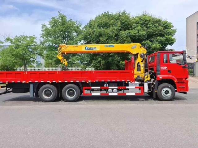 Oilfield version Shaanxi Auto Delong New M3000S rear eight-wheel truck-mounted crane