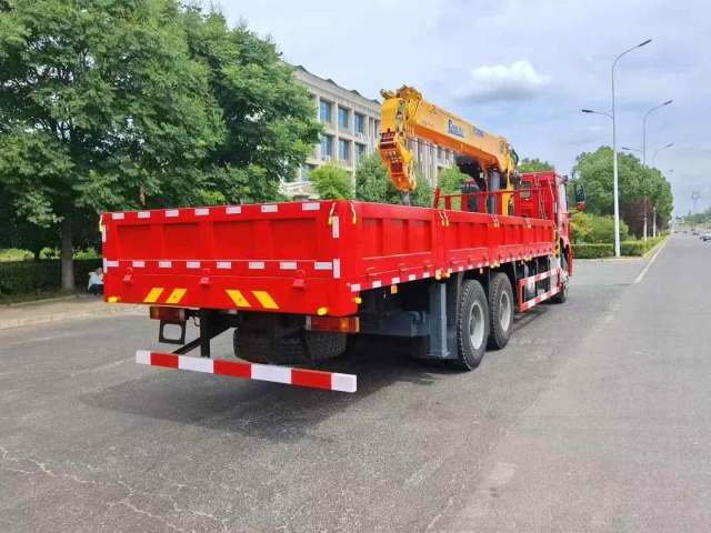 Oilfield version Shaanxi Auto Delong New M3000S rear eight-wheel truck-mounted crane