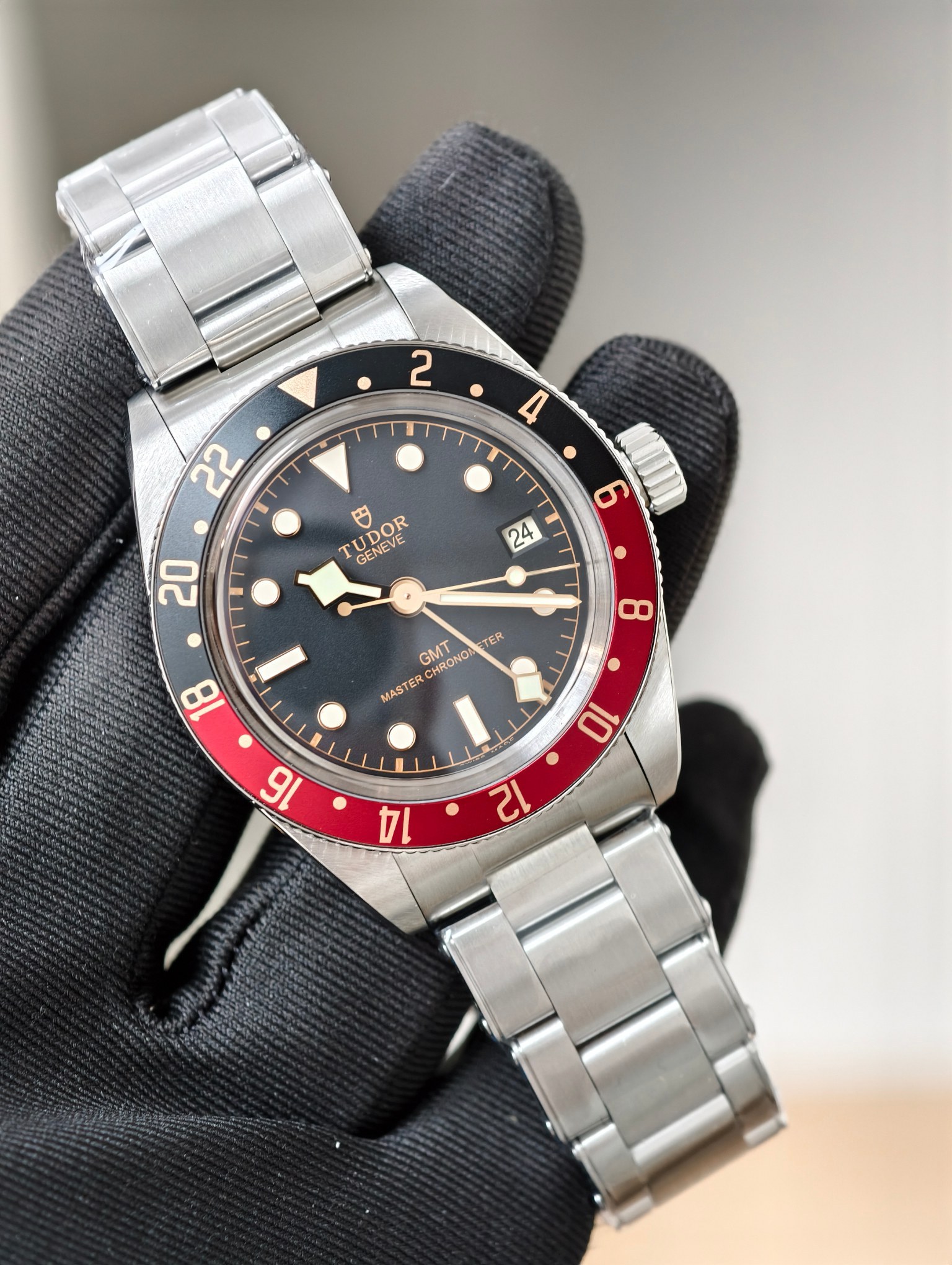 Il nuovo orologio ZF Tudor Retro Coke Bezel GMT, alimentato dal movimento 3186, è una versione top di gamma completamente funzionale.