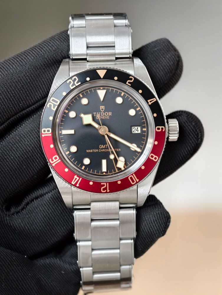 Il nuovo orologio ZF Tudor Retro Coke Bezel GMT, alimentato dal movimento 3186, è una versione top di gamma completamente funzionale.