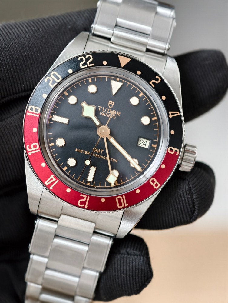 Il nuovo orologio ZF Tudor Retro Coke Bezel GMT, alimentato dal movimento 3186, è una versione top di gamma completamente funzionale.