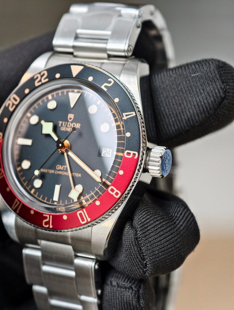 Il nuovo orologio ZF Tudor Retro Coke Bezel GMT, alimentato dal movimento 3186, è una versione top di gamma completamente funzionale.