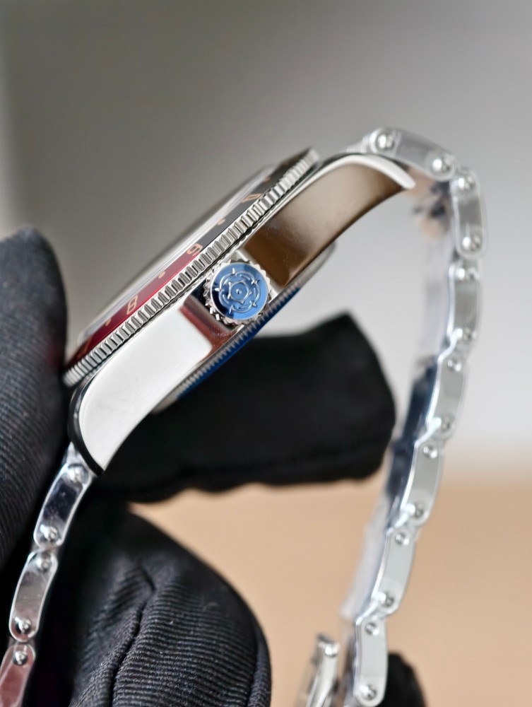 Il nuovo orologio ZF Tudor Retro Coke Bezel GMT, alimentato dal movimento 3186, è una versione top di gamma completamente funzionale.