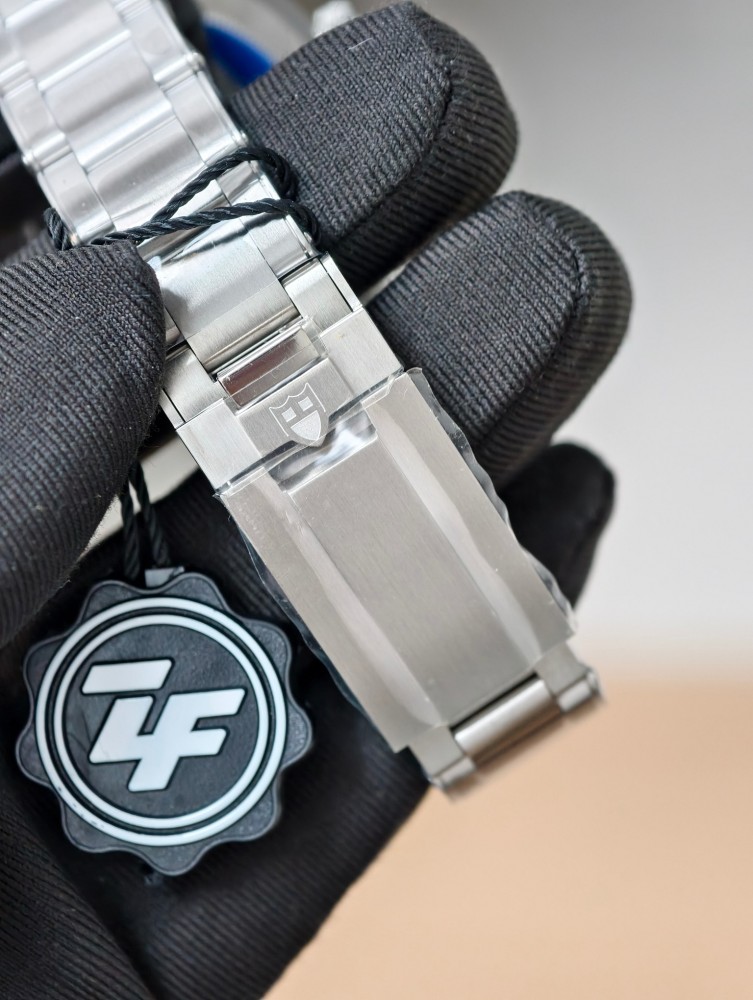 Il nuovo orologio ZF Tudor Retro Coke Bezel GMT, alimentato dal movimento 3186, è una versione top di gamma completamente funzionale.