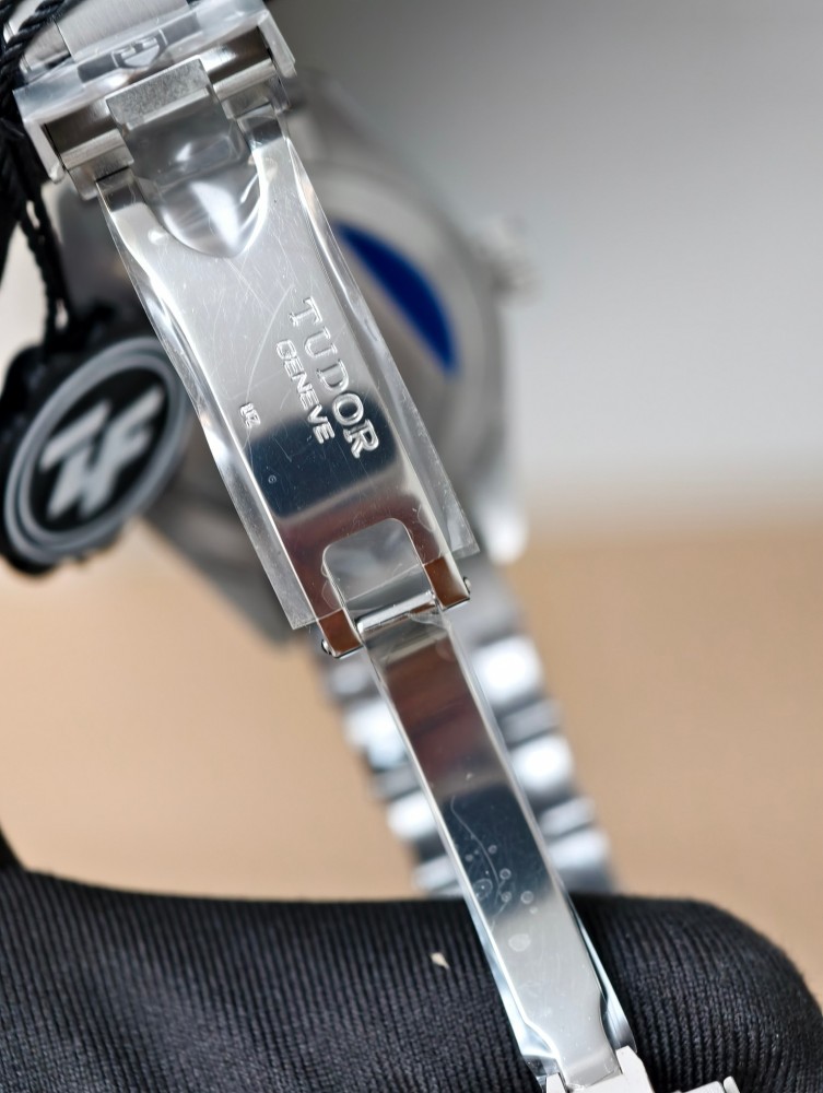 Il nuovo orologio ZF Tudor Retro Coke Bezel GMT, alimentato dal movimento 3186, è una versione top di gamma completamente funzionale.