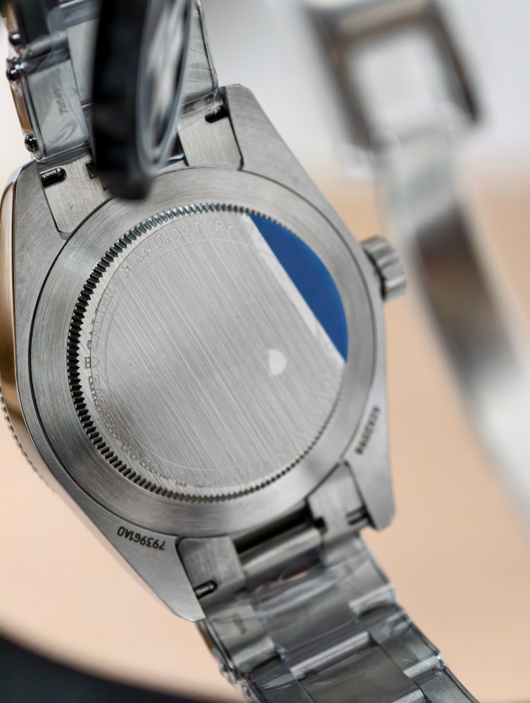 Il nuovo orologio ZF Tudor Retro Coke Bezel GMT, alimentato dal movimento 3186, è una versione top di gamma completamente funzionale.