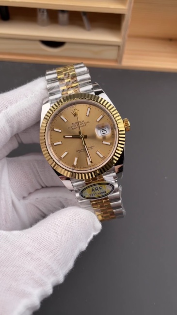 Orologio Rolex Datejust, quadrante oro champagne, 41 mm, calibro 3235: l'orologio per uomini di successo.