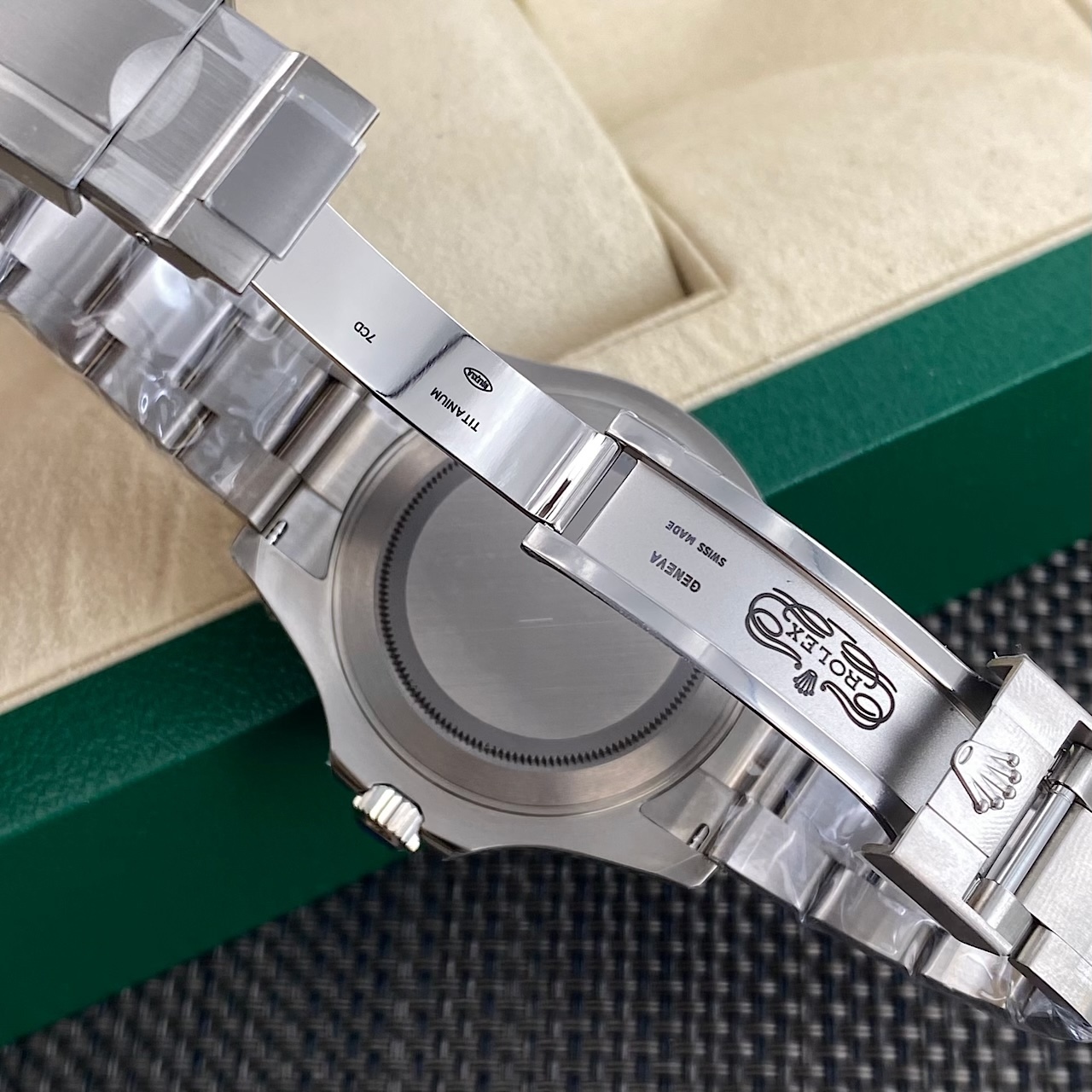 Gli orologi Rolex Yacht-Master sono ora disponibili in una versione leggera in titanio! Il Rolex Datejust 42 mm è un orologio elegante e versatile, pensato per uomini di successo.