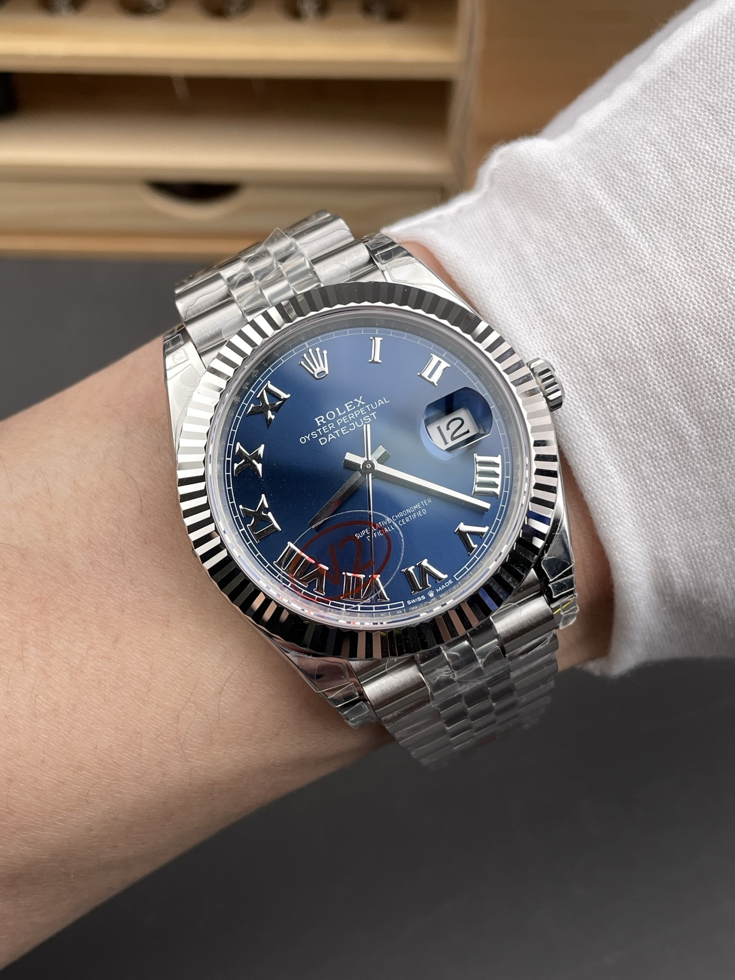 Rolex Datejust numeri romani blu / 41 mm / Calibro 3235: un orologio raffinato e di alta gamma, adatto agli uomini di successo.