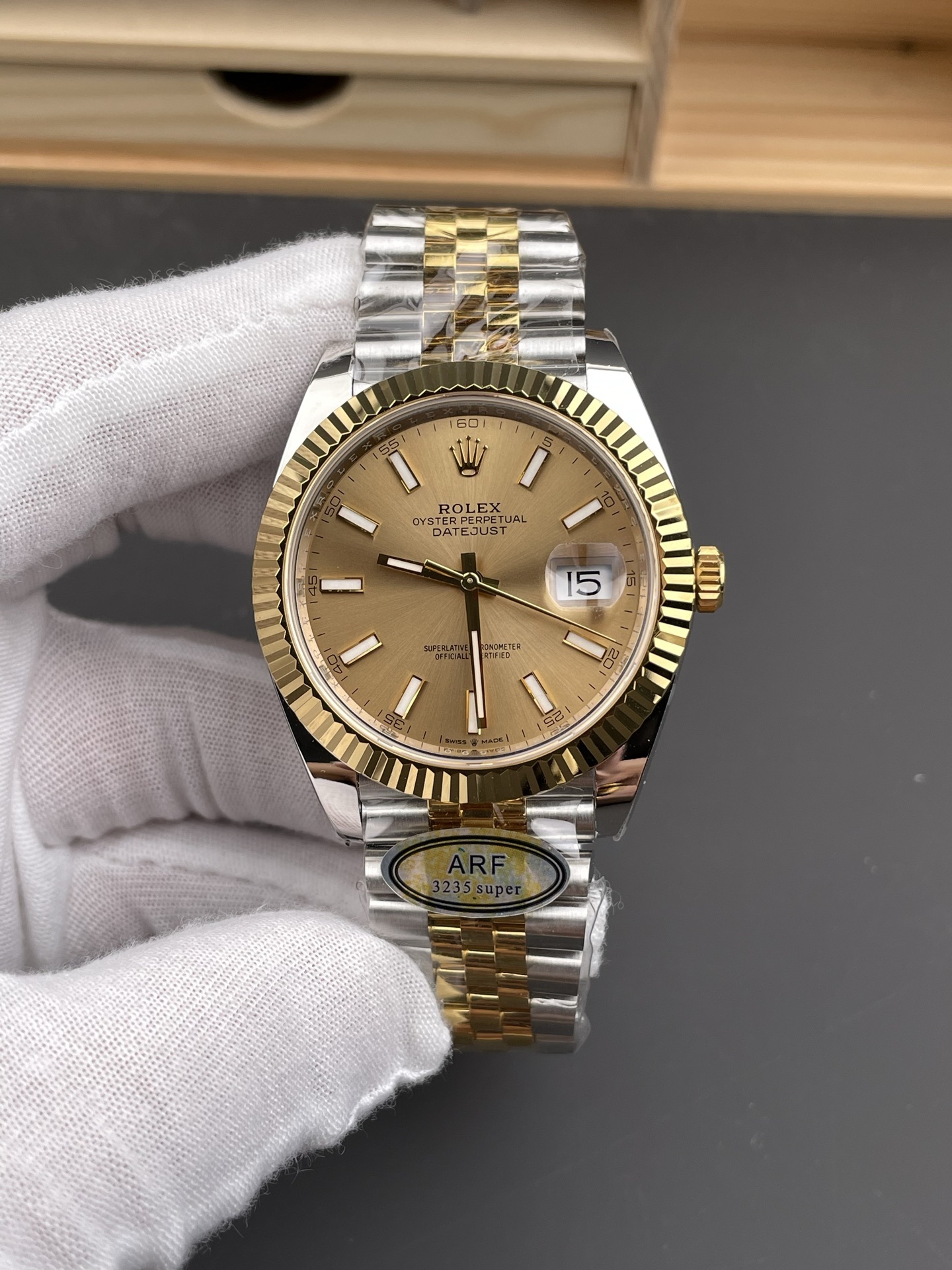 Orologio Rolex Datejust, quadrante oro champagne, 41 mm, calibro 3235: l'orologio per uomini di successo.