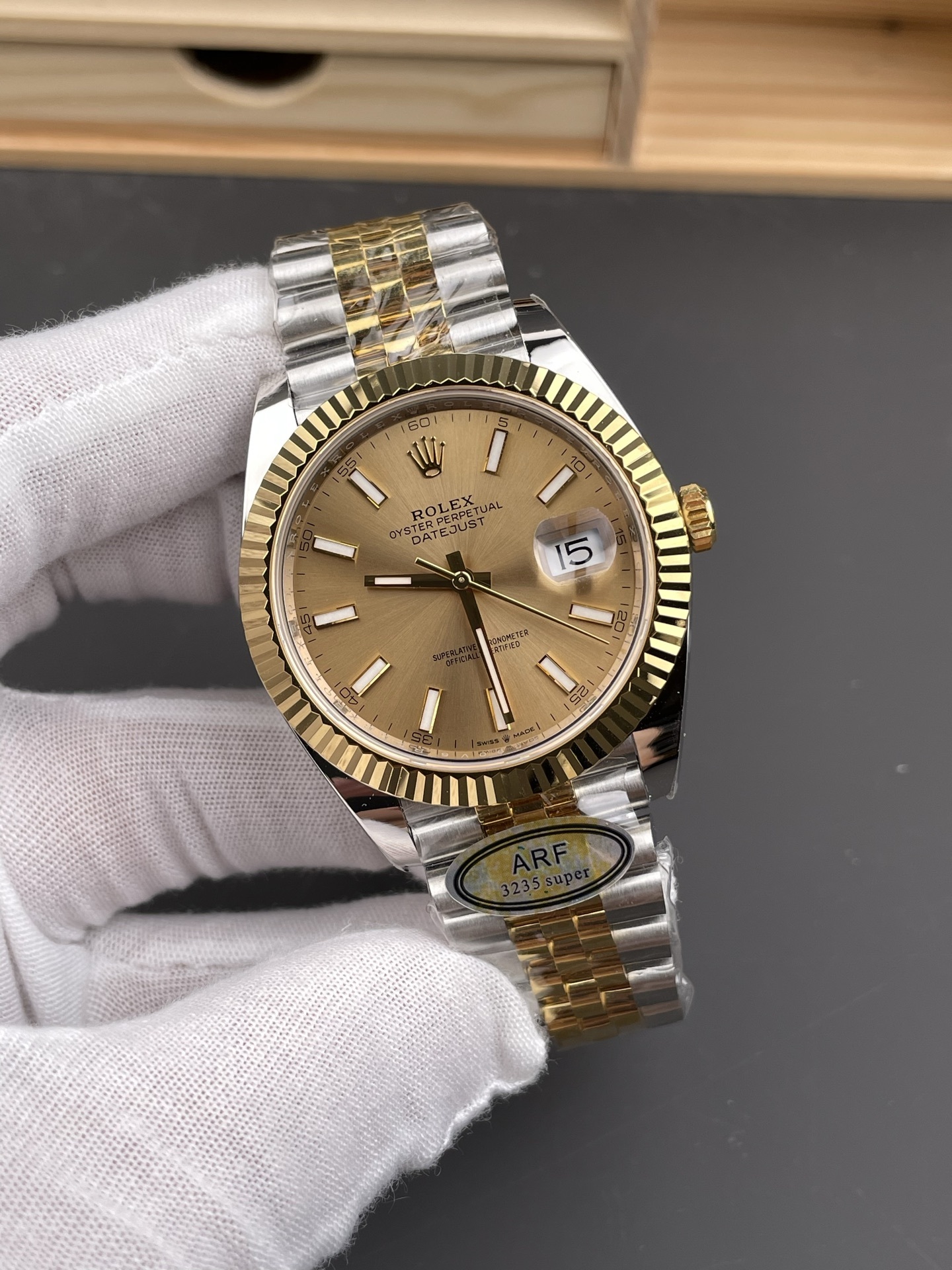 Orologio Rolex Datejust, quadrante oro champagne, 41 mm, calibro 3235: l'orologio per uomini di successo.