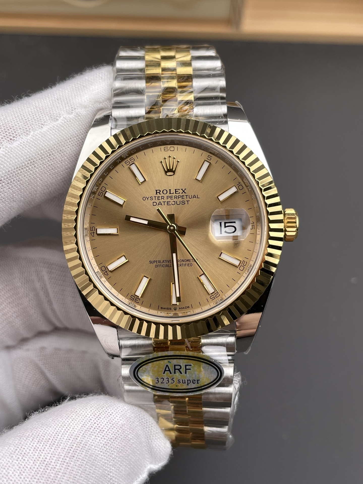 Orologio Rolex Datejust, quadrante oro champagne, 41 mm, calibro 3235: l'orologio per uomini di successo.