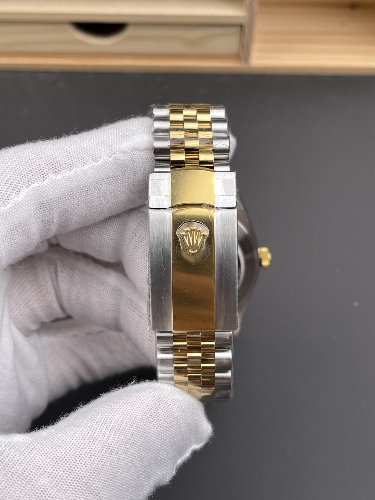 Orologio Rolex Datejust, quadrante oro champagne, 41 mm, calibro 3235: l'orologio per uomini di successo.