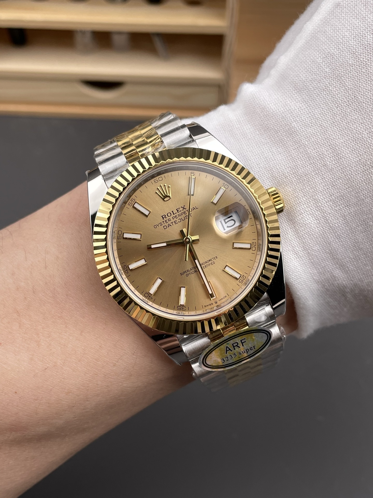 Orologio Rolex Datejust, quadrante oro champagne, 41 mm, calibro 3235: l'orologio per uomini di successo.
