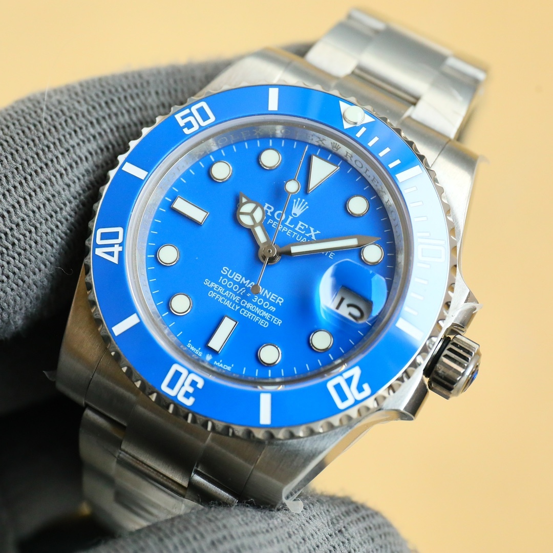 Orologio meccanico Rolex Submariner blu: una perfetta combinazione di sobria eleganza e lusso.