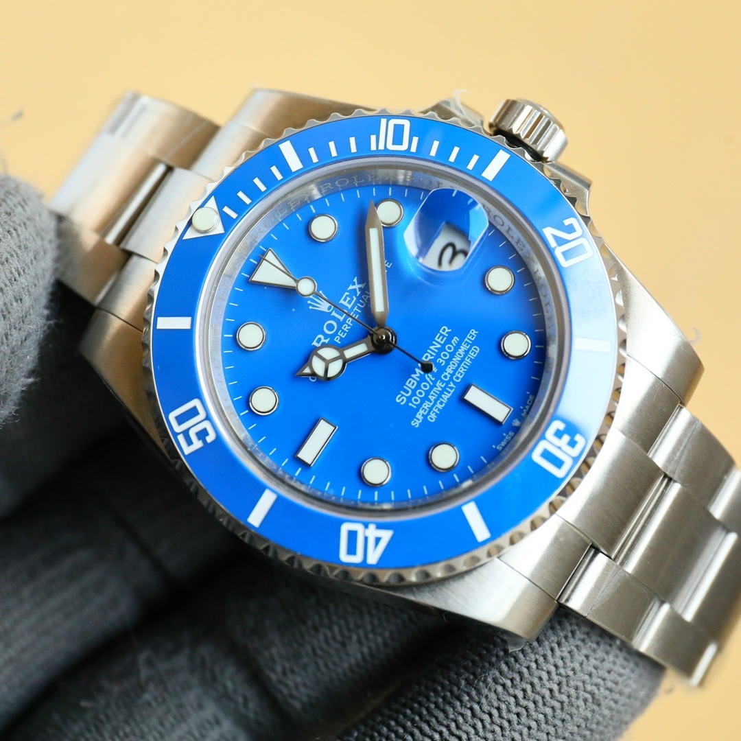Orologio meccanico Rolex Submariner blu: una perfetta combinazione di sobria eleganza e lusso.