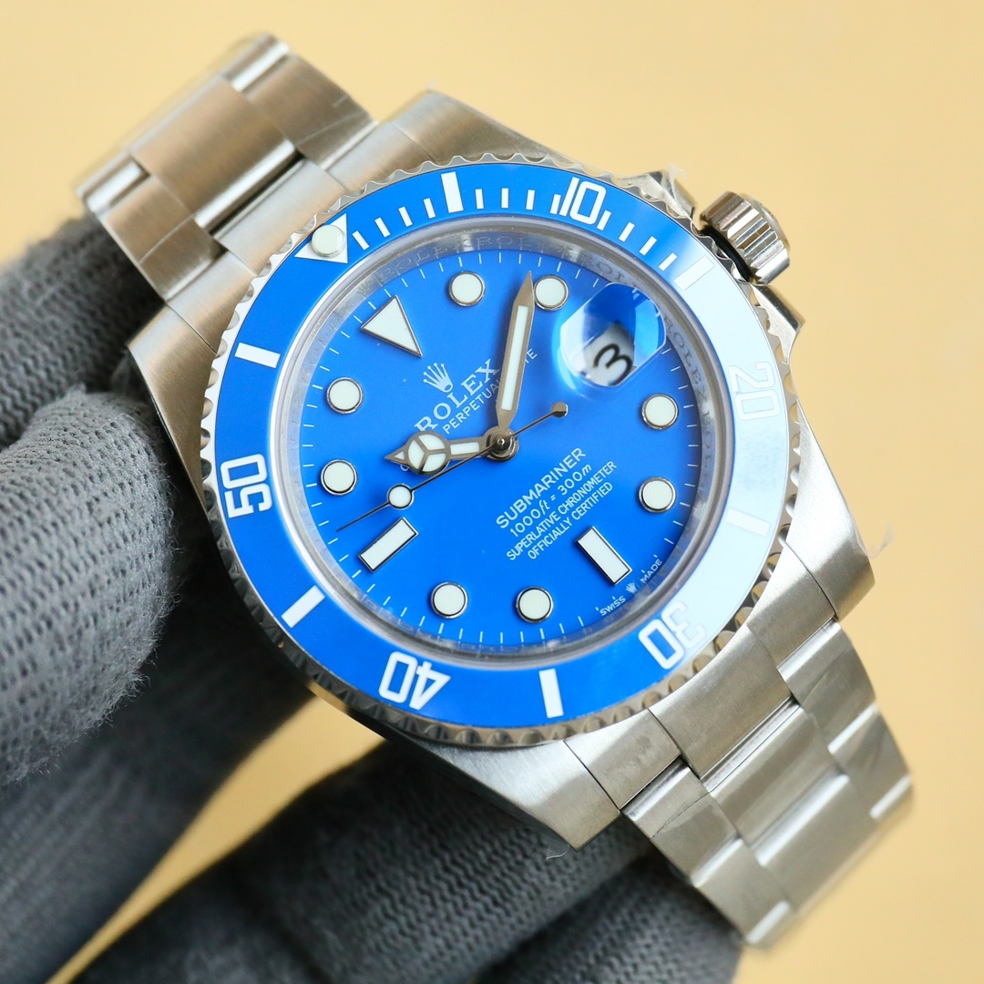 Orologio meccanico Rolex Submariner blu: una perfetta combinazione di sobria eleganza e lusso.