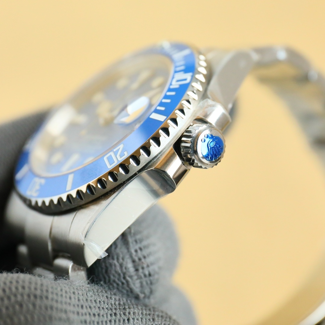 Orologio meccanico Rolex Submariner blu: una perfetta combinazione di sobria eleganza e lusso.