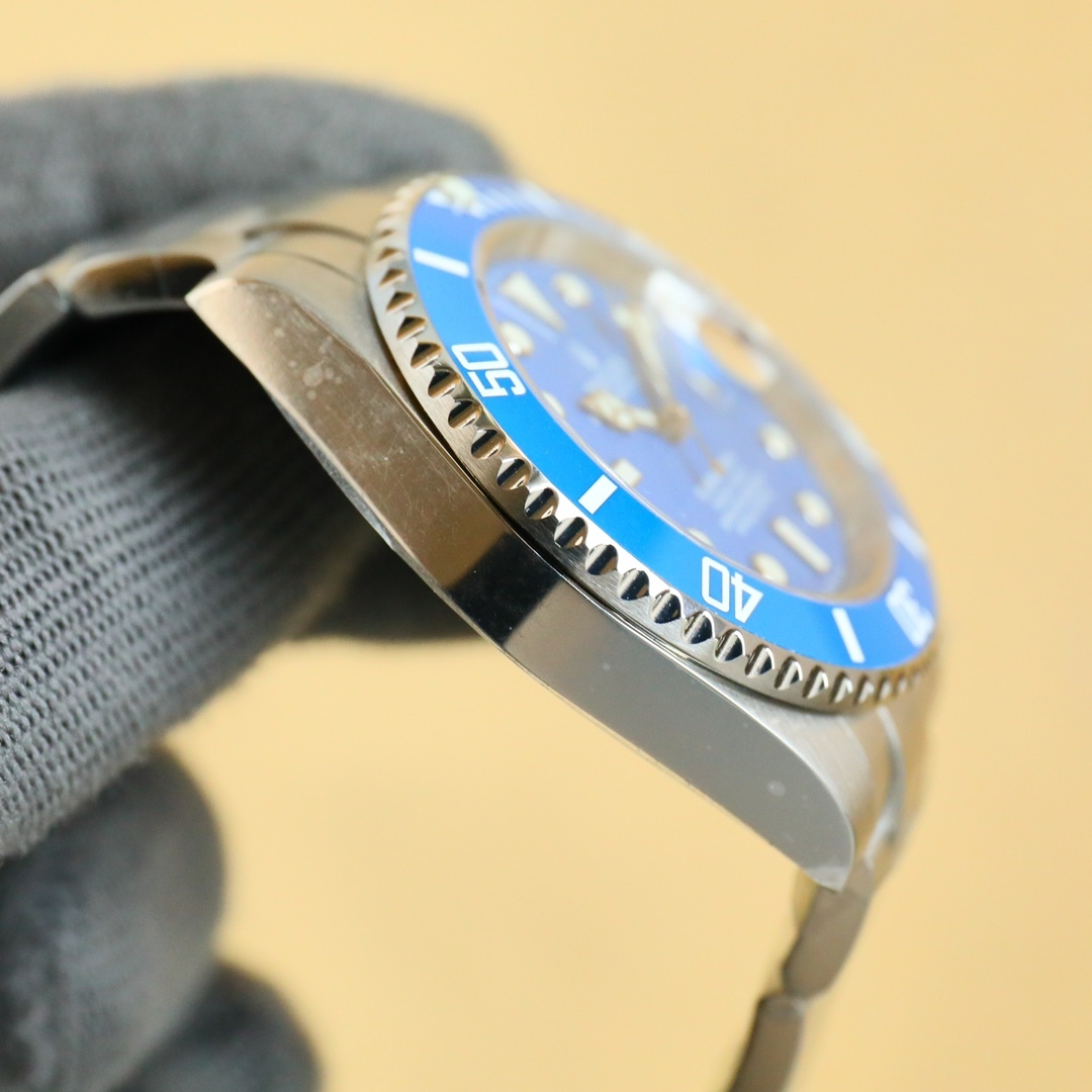 Orologio meccanico Rolex Submariner blu: una perfetta combinazione di sobria eleganza e lusso.