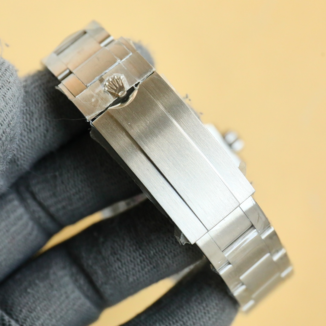 Orologio meccanico Rolex Submariner blu: una perfetta combinazione di sobria eleganza e lusso.