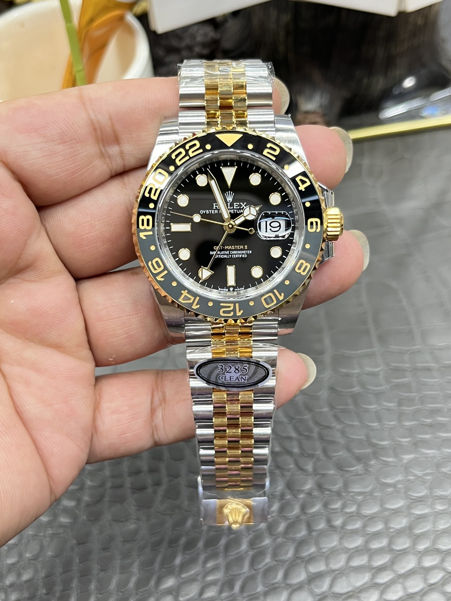 Il modello Rolex GMT-Master II in oro e acciaio, che incarna l'estetica del doppio fuso orario e dei due materiali.