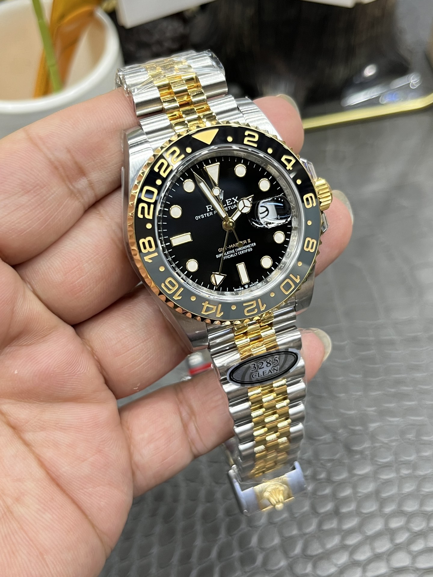 Il modello Rolex GMT-Master II in oro e acciaio, che incarna l'estetica del doppio fuso orario e dei due materiali.