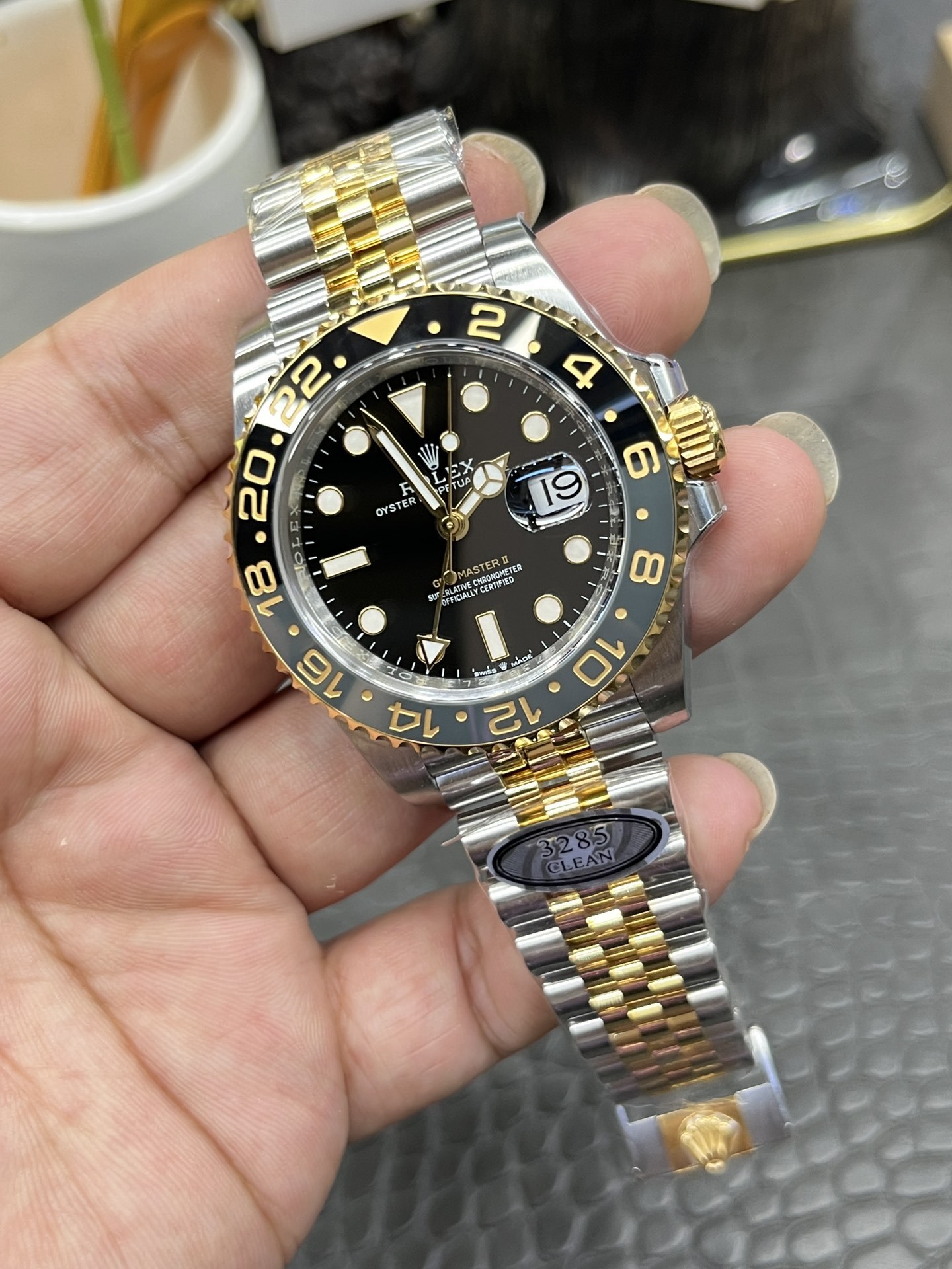 Il modello Rolex GMT-Master II in oro e acciaio, che incarna l'estetica del doppio fuso orario e dei due materiali.