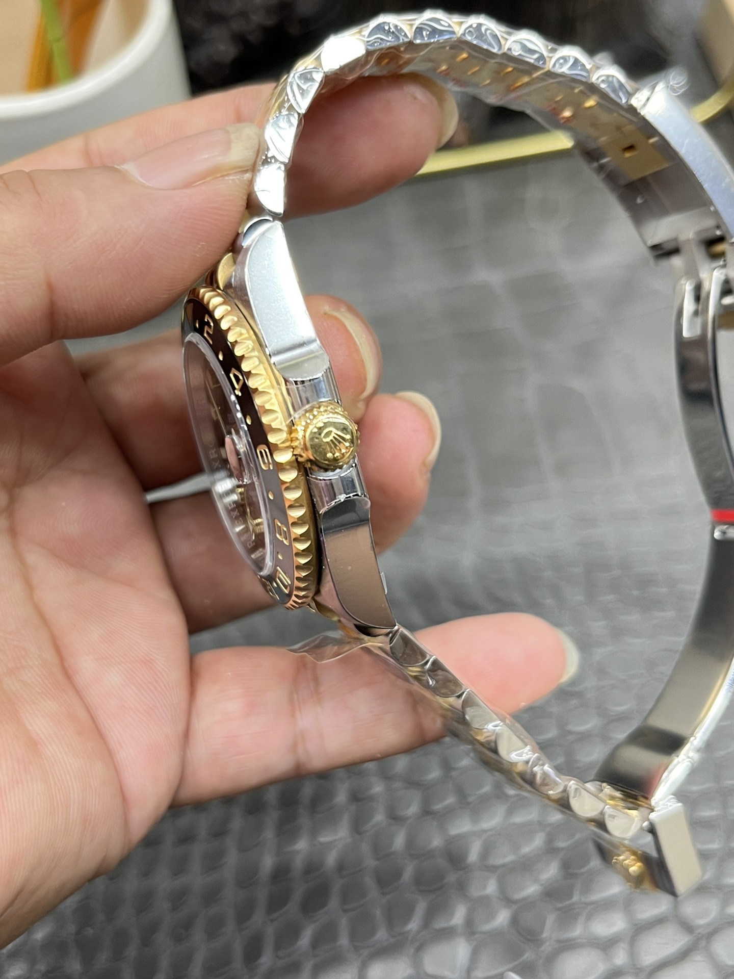 Il modello Rolex GMT-Master II in oro e acciaio, che incarna l'estetica del doppio fuso orario e dei due materiali.