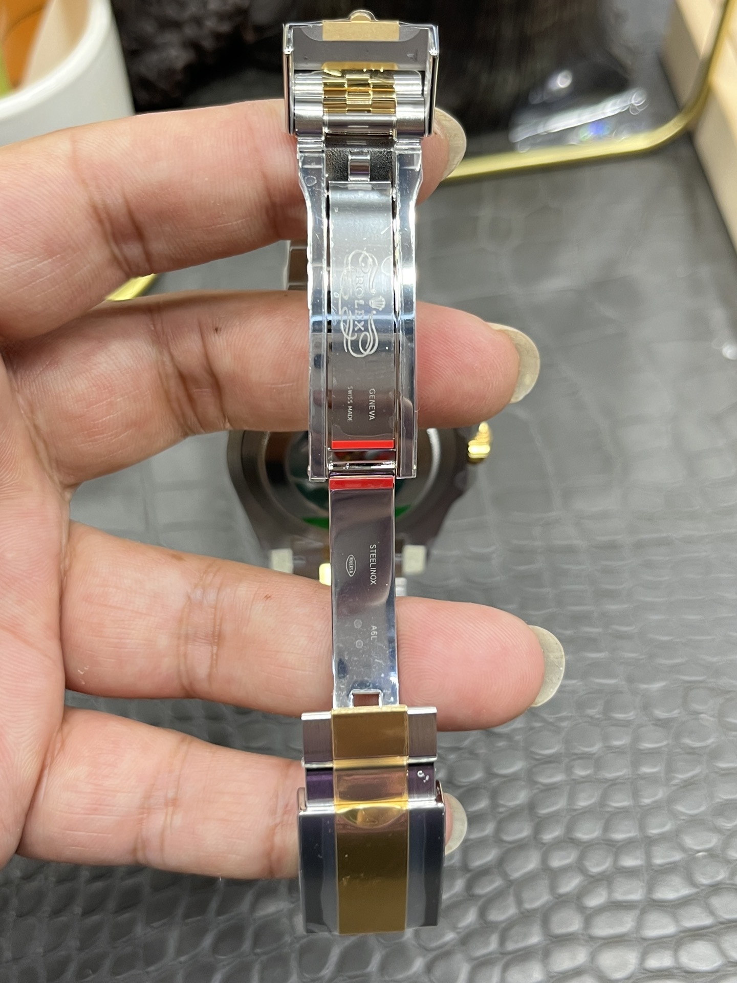 Il modello Rolex GMT-Master II in oro e acciaio, che incarna l'estetica del doppio fuso orario e dei due materiali.