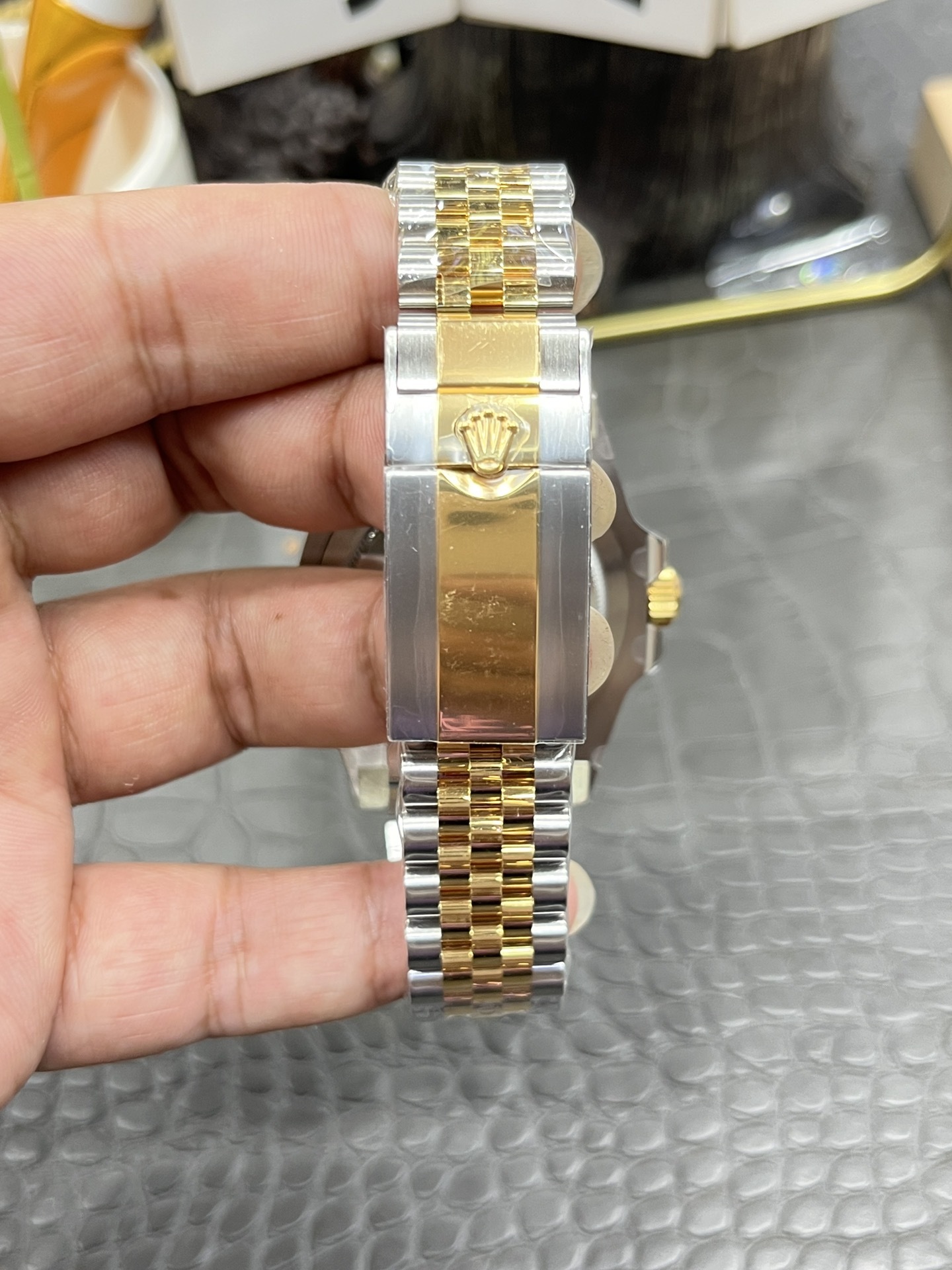 Il modello Rolex GMT-Master II in oro e acciaio, che incarna l'estetica del doppio fuso orario e dei due materiali.