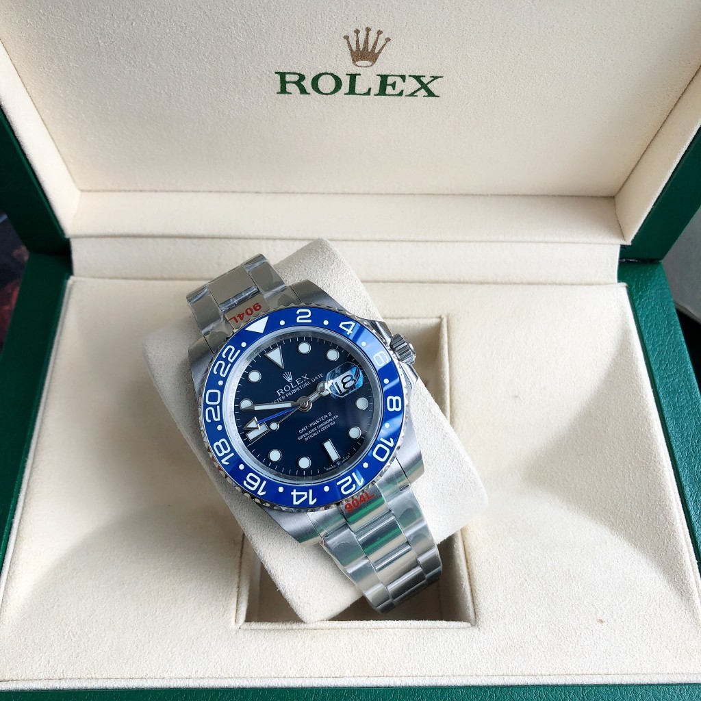 Orologio Rolex GMT-Master II 126710BLNR "Inter Milan" con ghiera in ceramica blu-nera e tecnologia a doppio fuso orario.