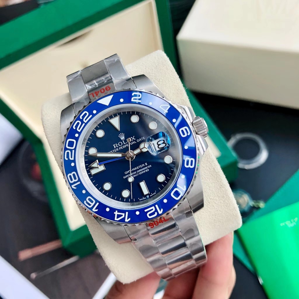 Orologio Rolex GMT-Master II 126710BLNR "Inter Milan" con ghiera in ceramica blu-nera e tecnologia a doppio fuso orario.