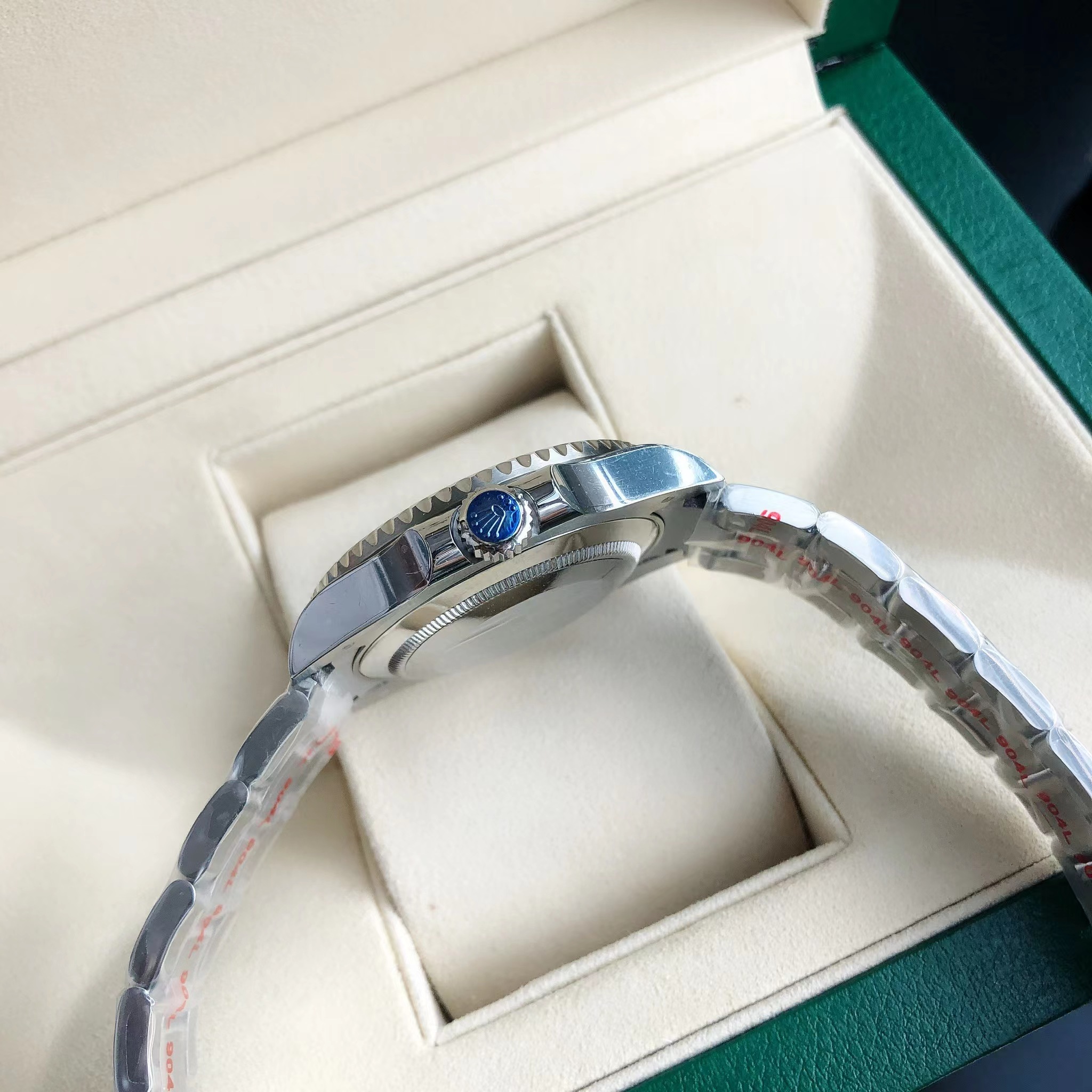Orologio Rolex GMT-Master II 126710BLNR "Inter Milan" con ghiera in ceramica blu-nera e tecnologia a doppio fuso orario.