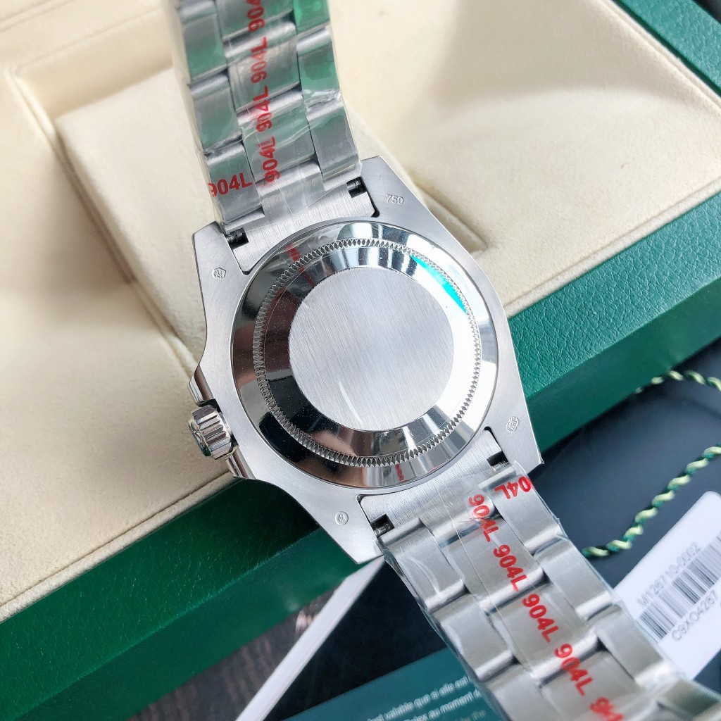 Orologio Rolex GMT-Master II 126710BLNR "Inter Milan" con ghiera in ceramica blu-nera e tecnologia a doppio fuso orario.