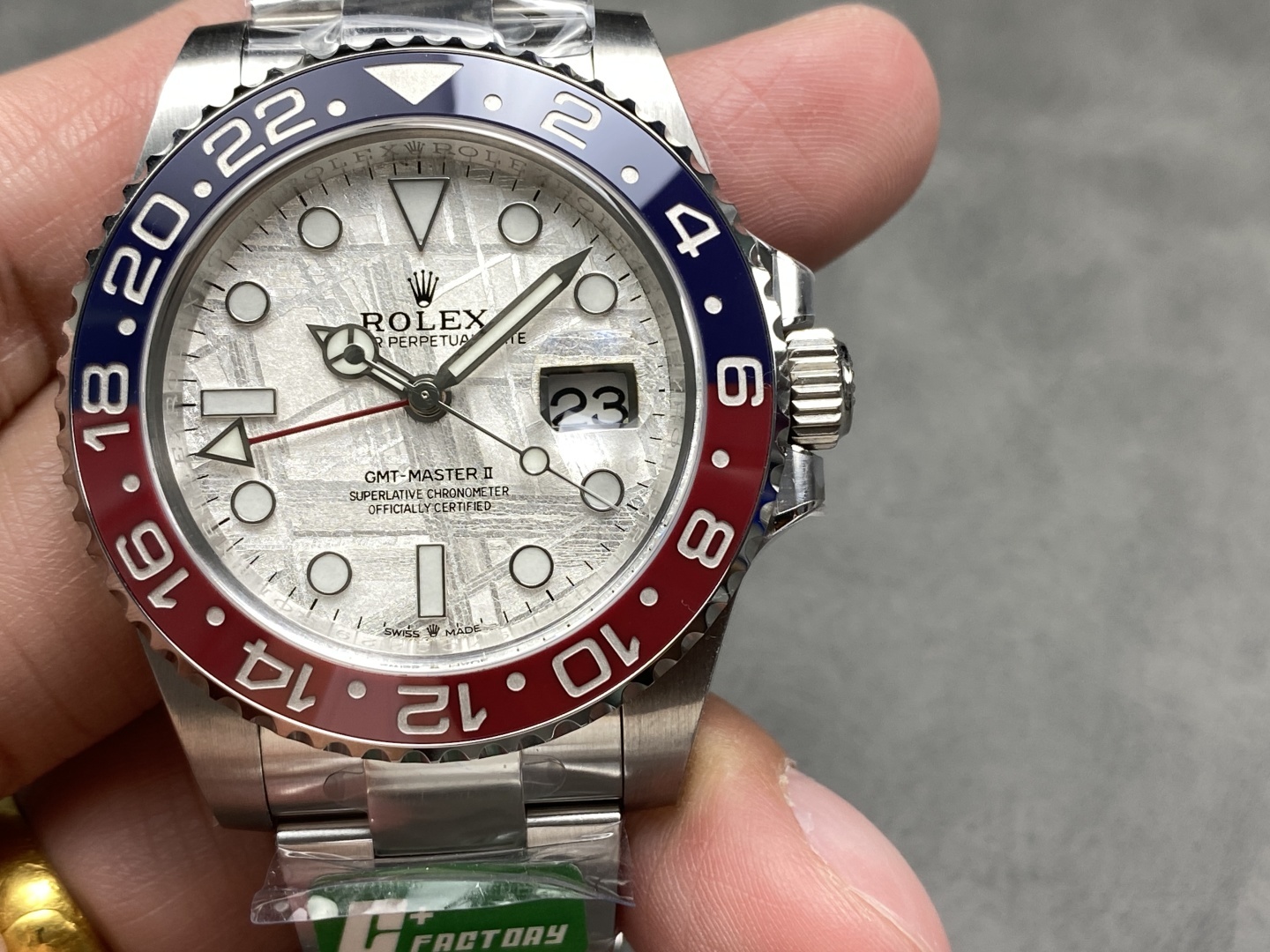 L'incontro tra stelle e design classico: il quadrante in meteorite del Rolex GMT-Master II con lunetta rossa e blu.