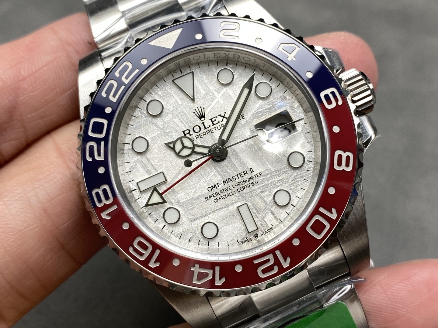 L'incontro tra stelle e design classico: il quadrante in meteorite del Rolex GMT-Master II con lunetta rossa e blu.
