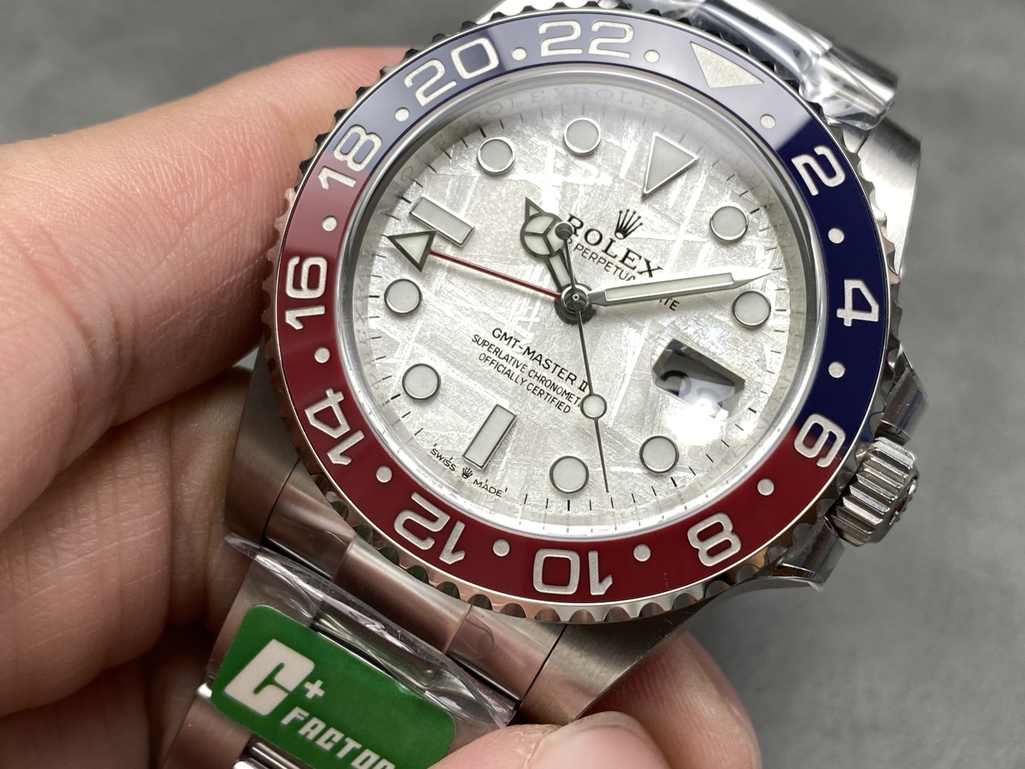 L'incontro tra stelle e design classico: il quadrante in meteorite del Rolex GMT-Master II con lunetta rossa e blu.