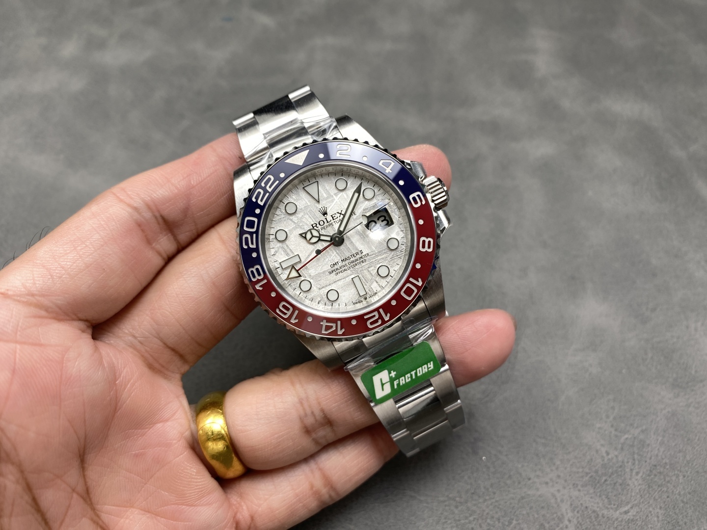 L'incontro tra stelle e design classico: il quadrante in meteorite del Rolex GMT-Master II con lunetta rossa e blu.