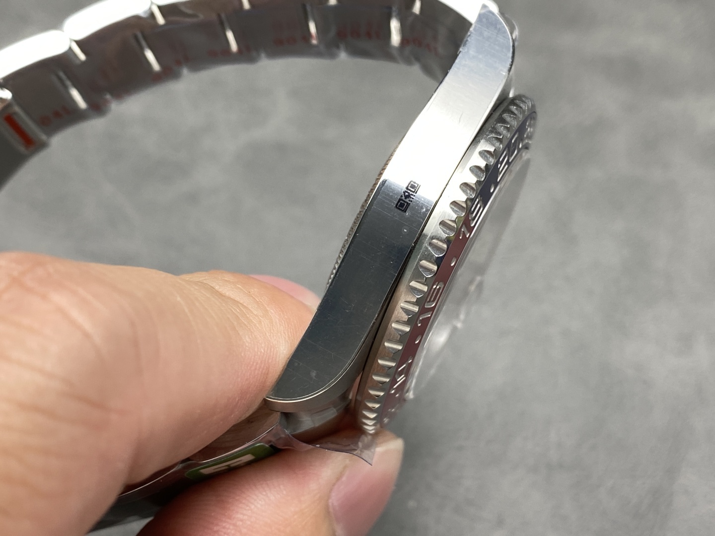 L'incontro tra stelle e design classico: il quadrante in meteorite del Rolex GMT-Master II con lunetta rossa e blu.