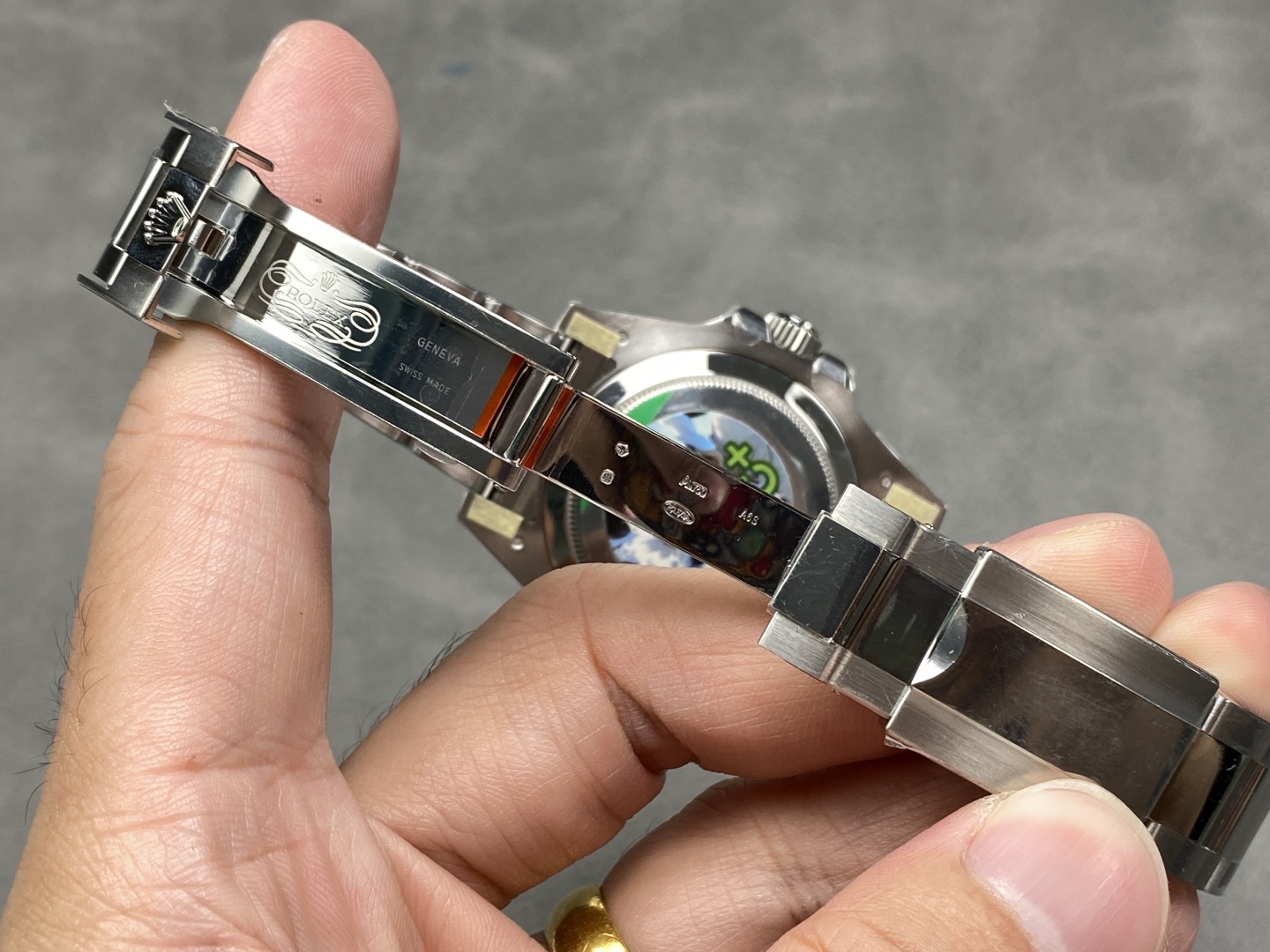 L'incontro tra stelle e design classico: il quadrante in meteorite del Rolex GMT-Master II con lunetta rossa e blu.