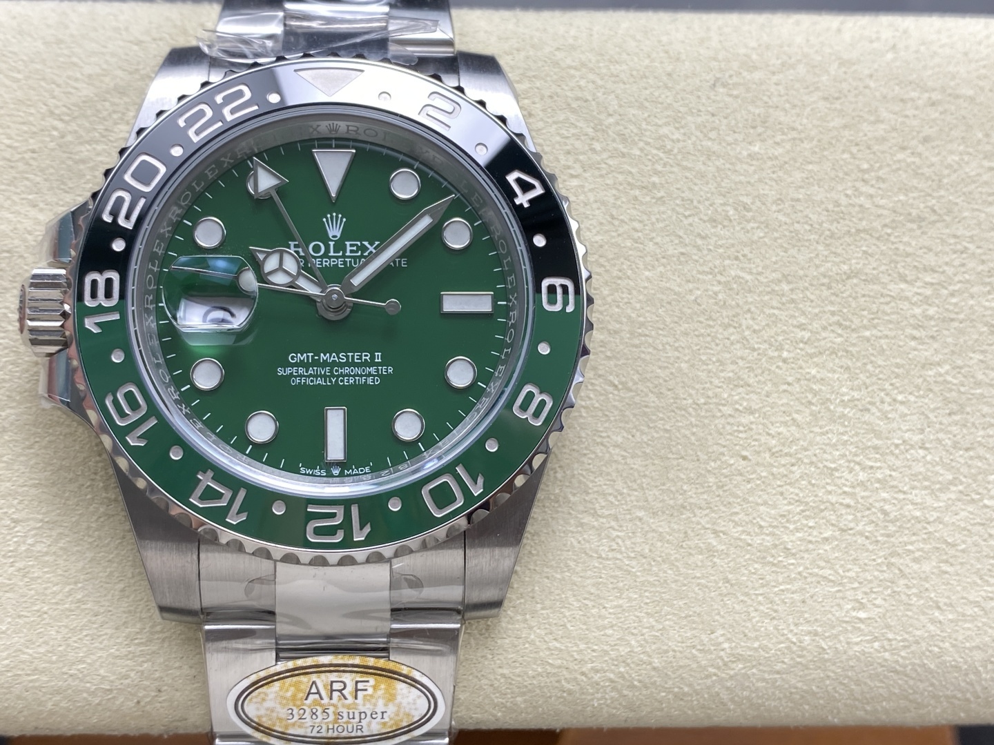 Il lusso discreto dell'orologio Rolex GMT con il suo quadrante in oro bianco e verde, caratterizzato dal design della lunetta "Sprite".