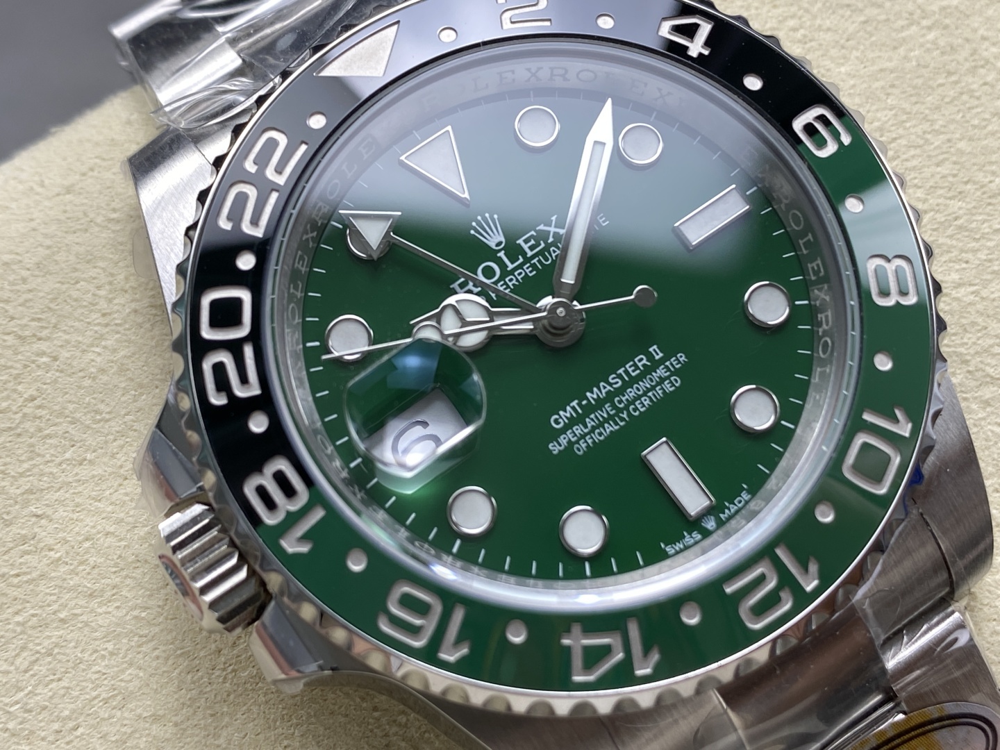 Il lusso discreto dell'orologio Rolex GMT con il suo quadrante in oro bianco e verde, caratterizzato dal design della lunetta "Sprite".