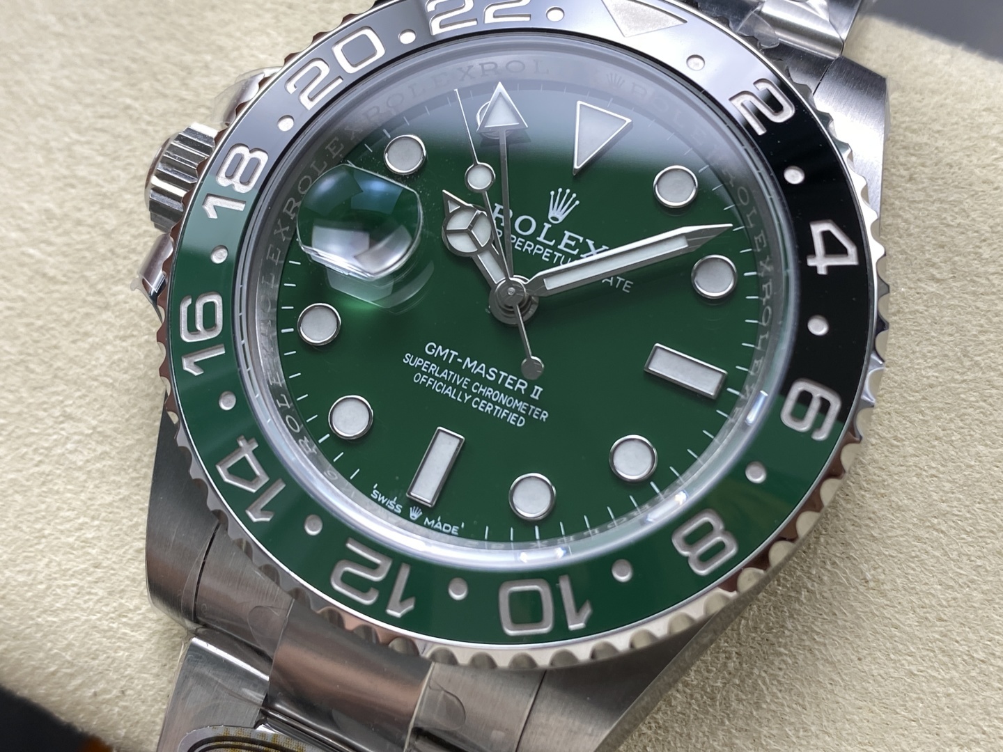 Il lusso discreto dell'orologio Rolex GMT con il suo quadrante in oro bianco e verde, caratterizzato dal design della lunetta "Sprite".
