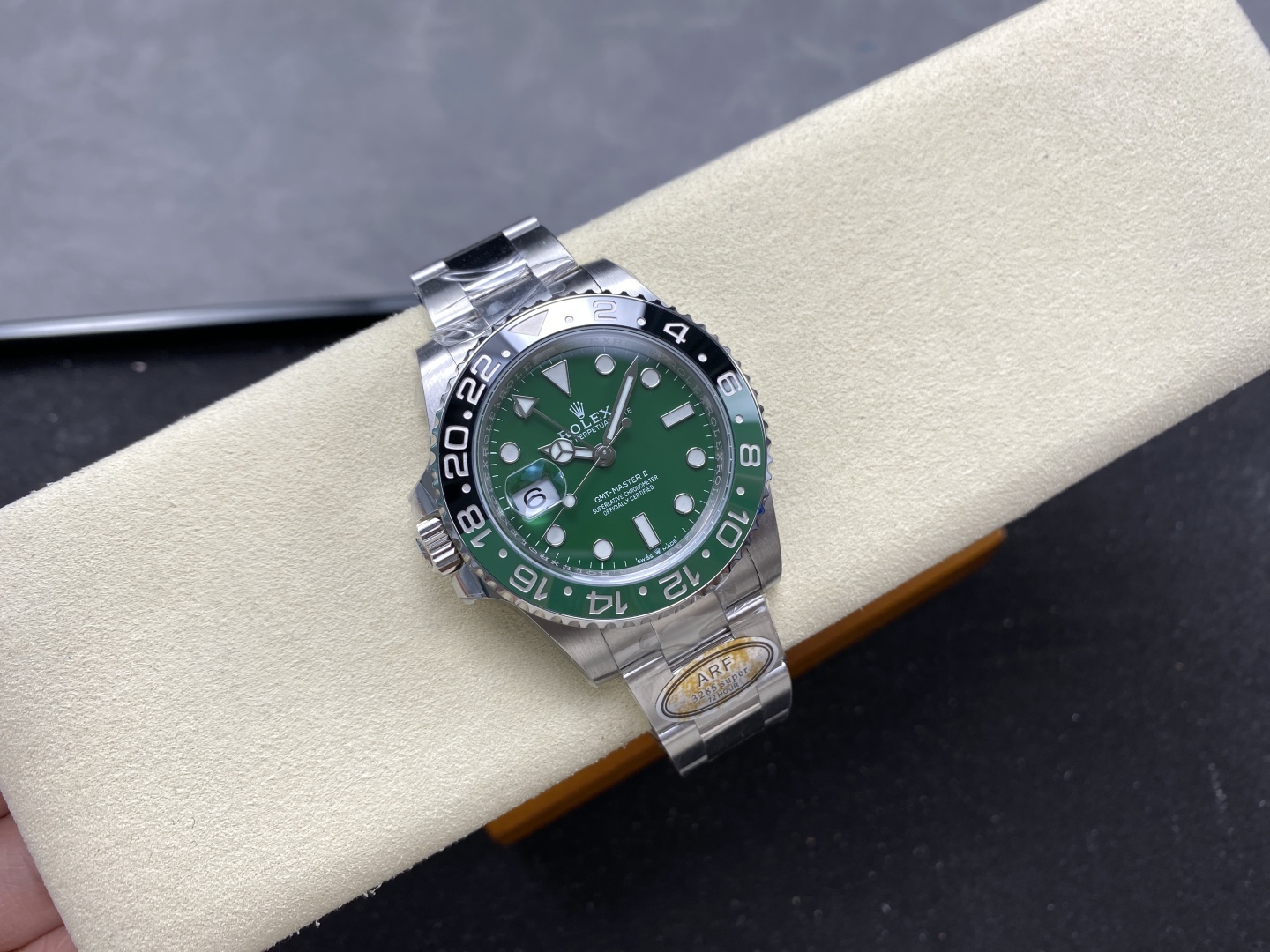 Il lusso discreto dell'orologio Rolex GMT con il suo quadrante in oro bianco e verde, caratterizzato dal design della lunetta "Sprite".