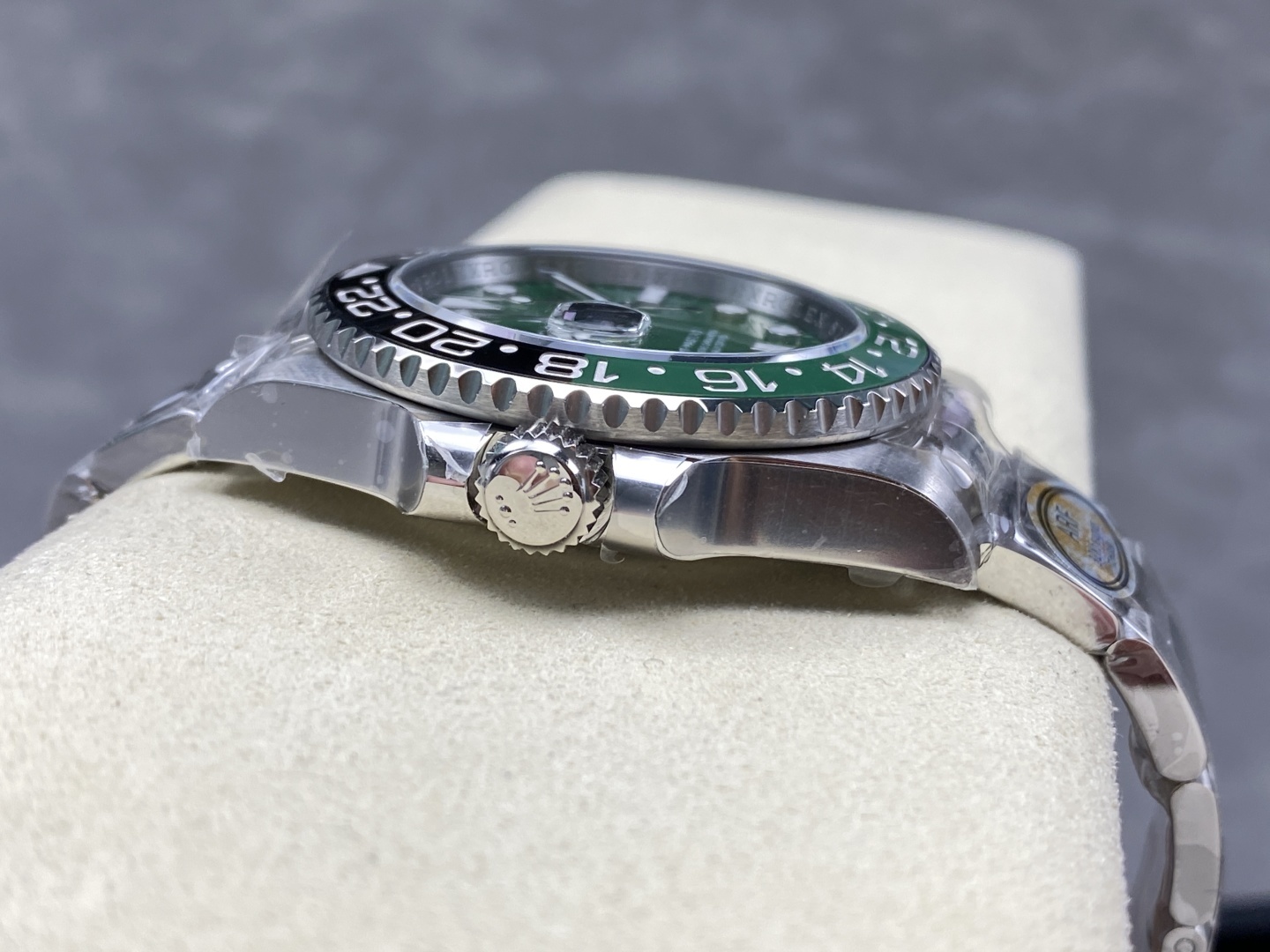 Il lusso discreto dell'orologio Rolex GMT con il suo quadrante in oro bianco e verde, caratterizzato dal design della lunetta "Sprite".