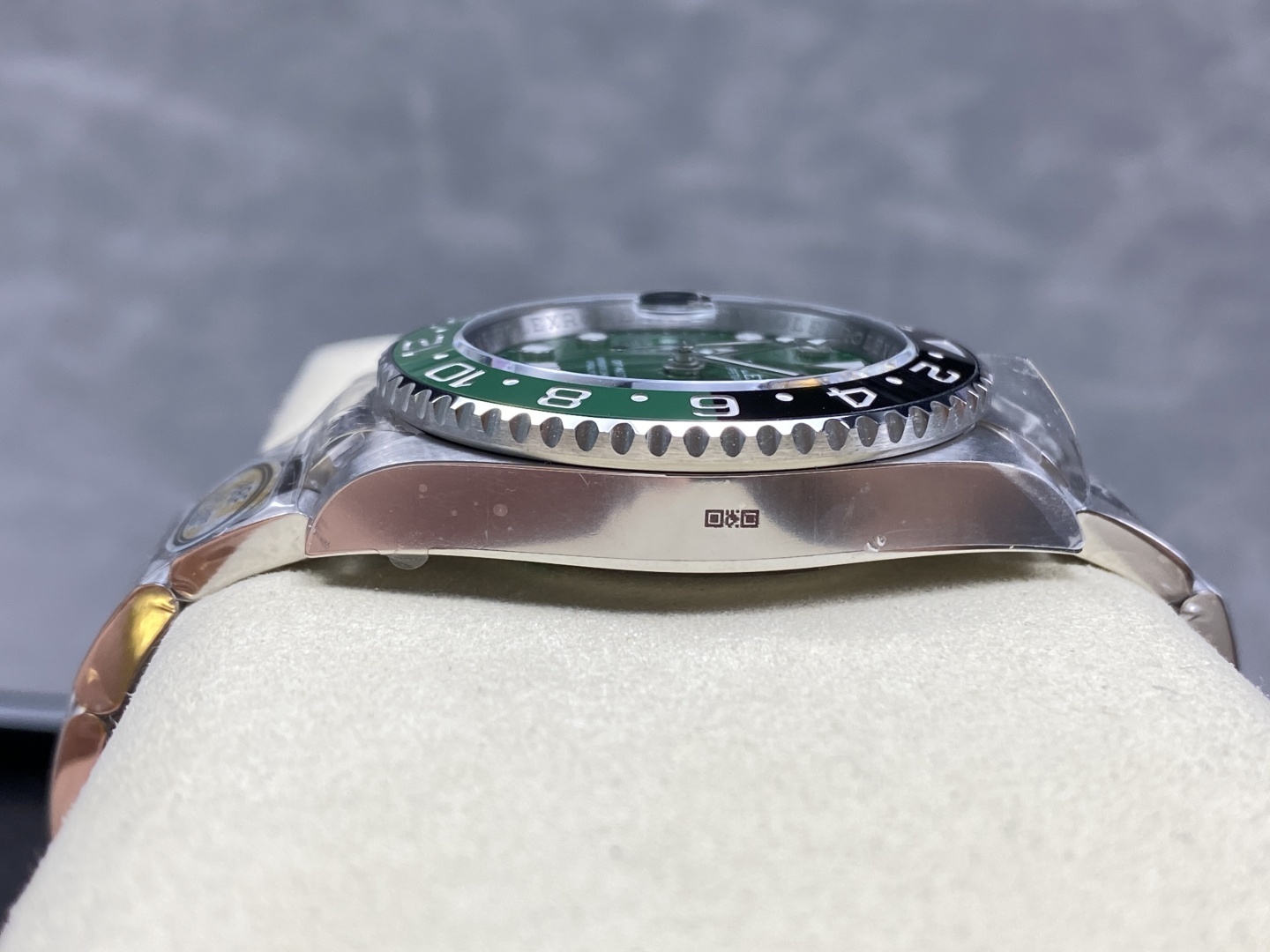 Il lusso discreto dell'orologio Rolex GMT con il suo quadrante in oro bianco e verde, caratterizzato dal design della lunetta "Sprite".