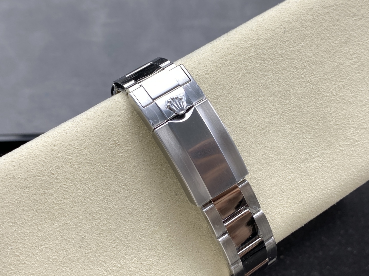 Il lusso discreto dell'orologio Rolex GMT con il suo quadrante in oro bianco e verde, caratterizzato dal design della lunetta "Sprite".