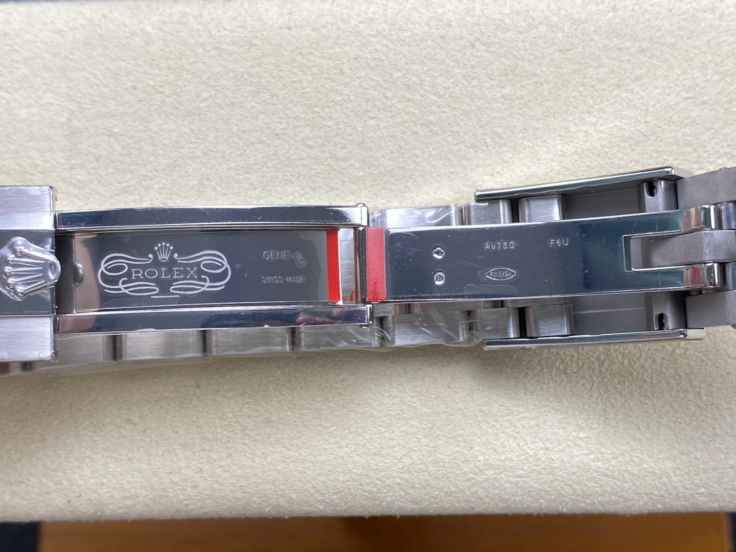 Il lusso discreto dell'orologio Rolex GMT con il suo quadrante in oro bianco e verde, caratterizzato dal design della lunetta "Sprite".