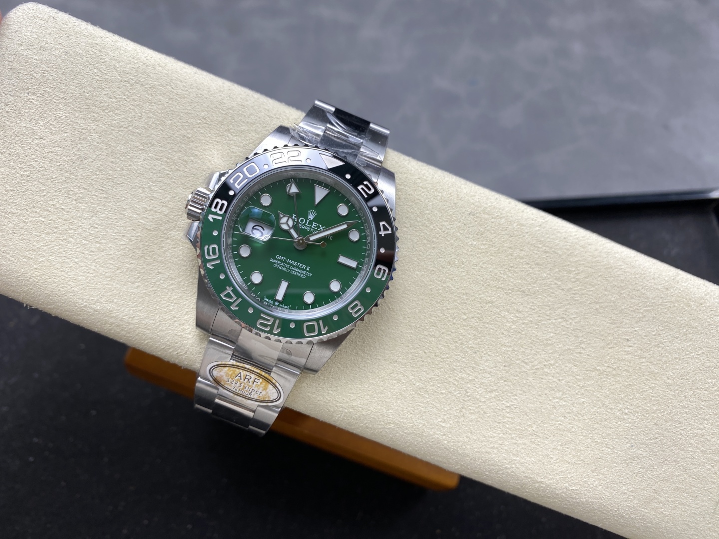 Il lusso discreto dell'orologio Rolex GMT con il suo quadrante in oro bianco e verde, caratterizzato dal design della lunetta "Sprite".